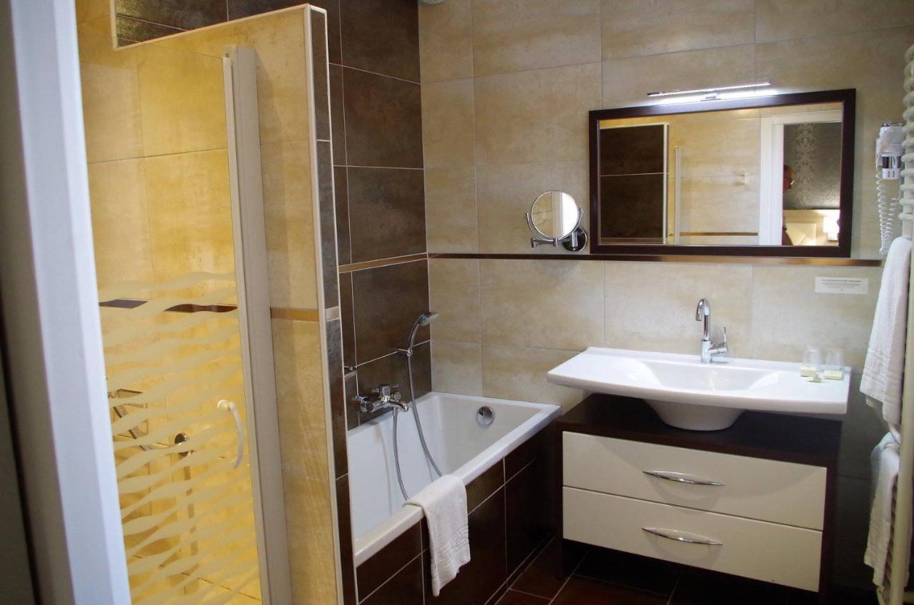 Logis Hotel Les Platanes Reyssouze ภายนอก รูปภาพ